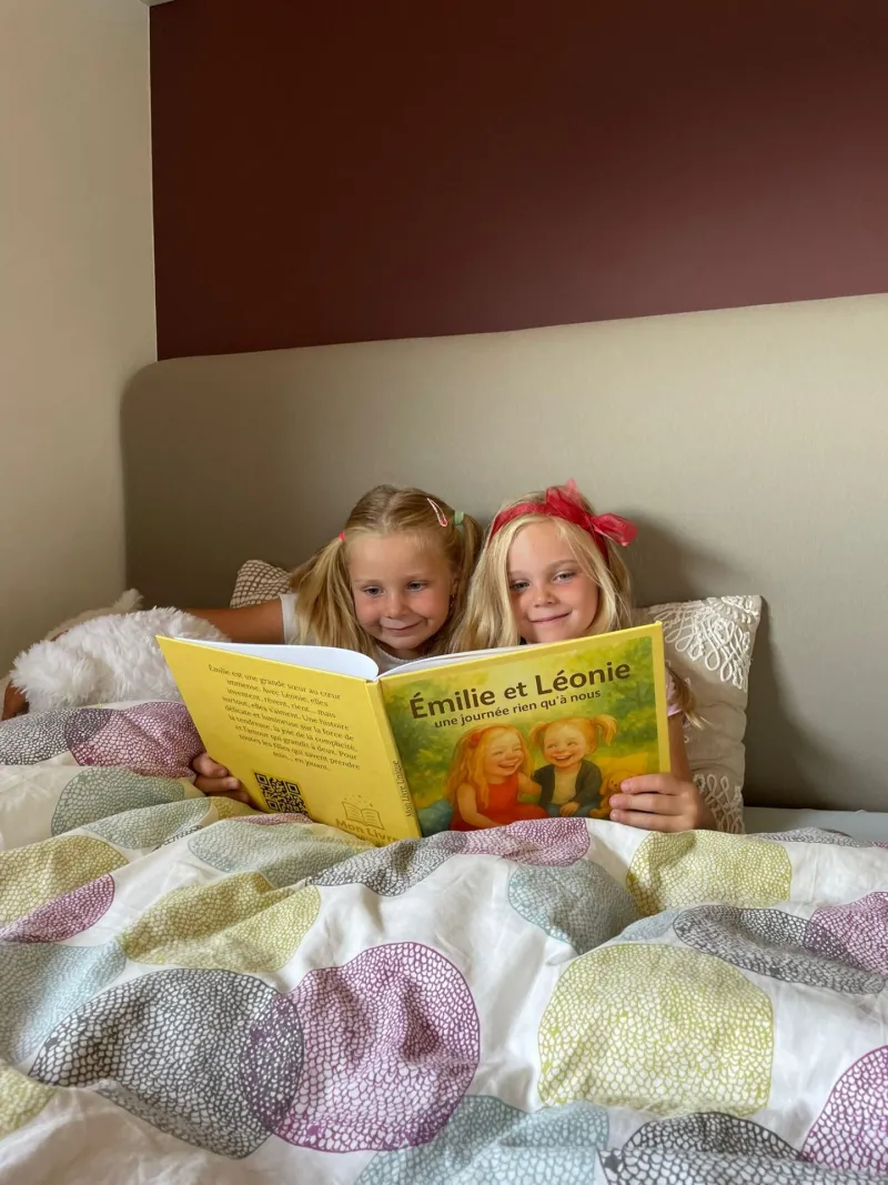 Émilie et Léonie avec leur livre personnalisé