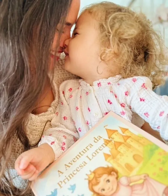 Lorrena avec son livre personnalisé