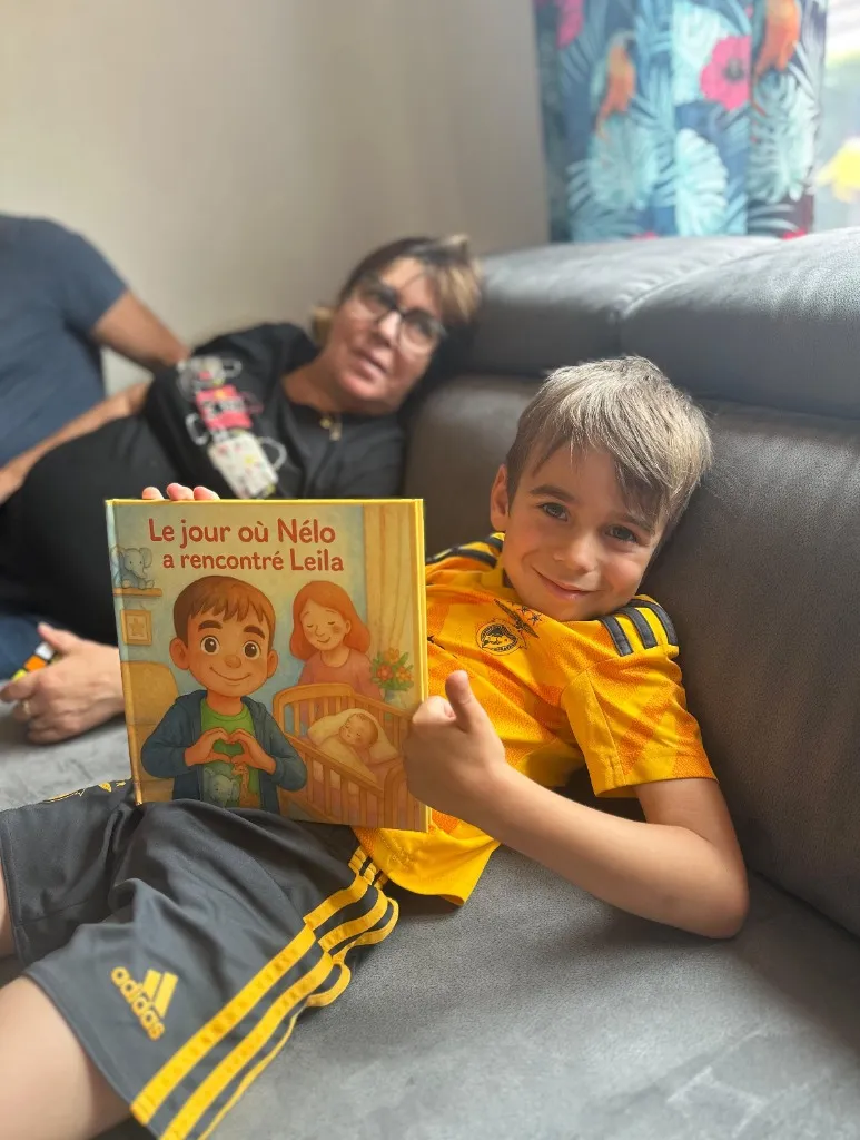 Moment de lecture du soir entre un parent et son enfant avec un livre personnalisé